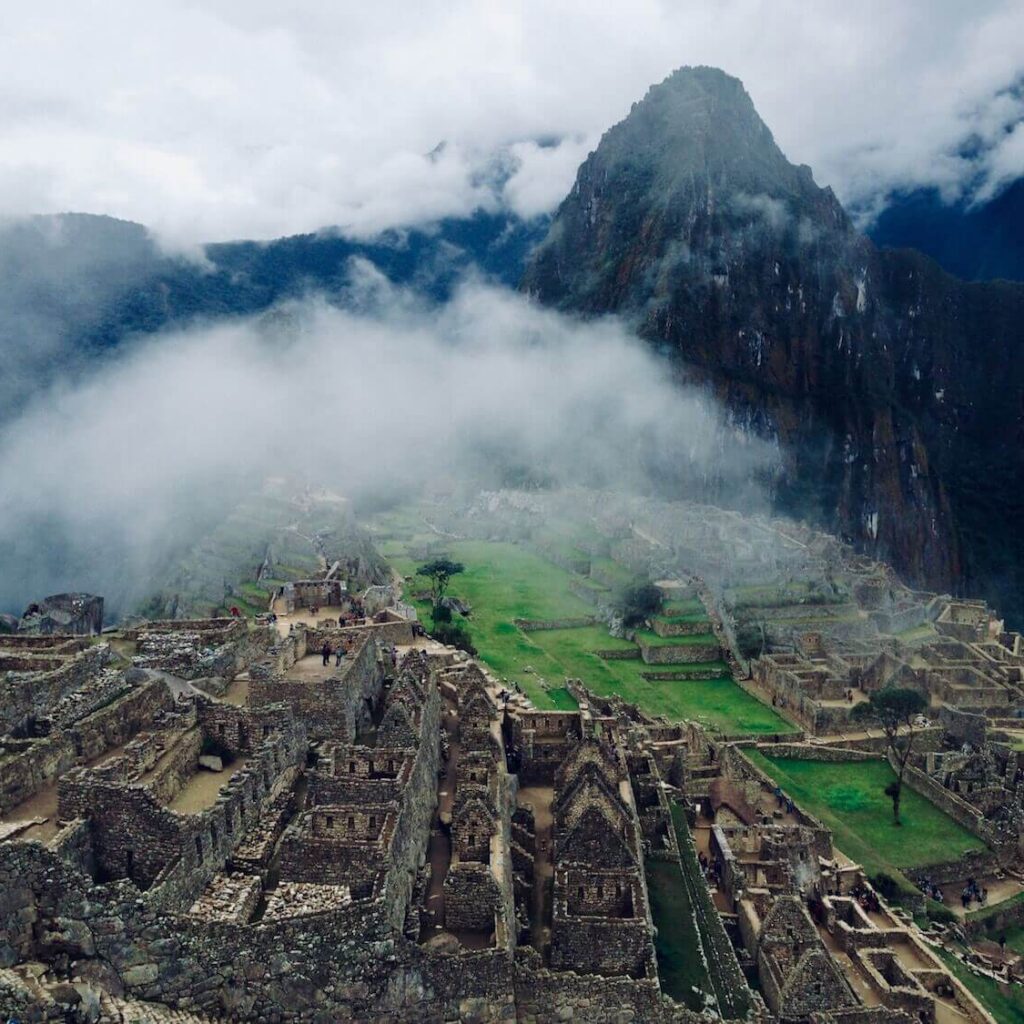 machu picchu con nubes