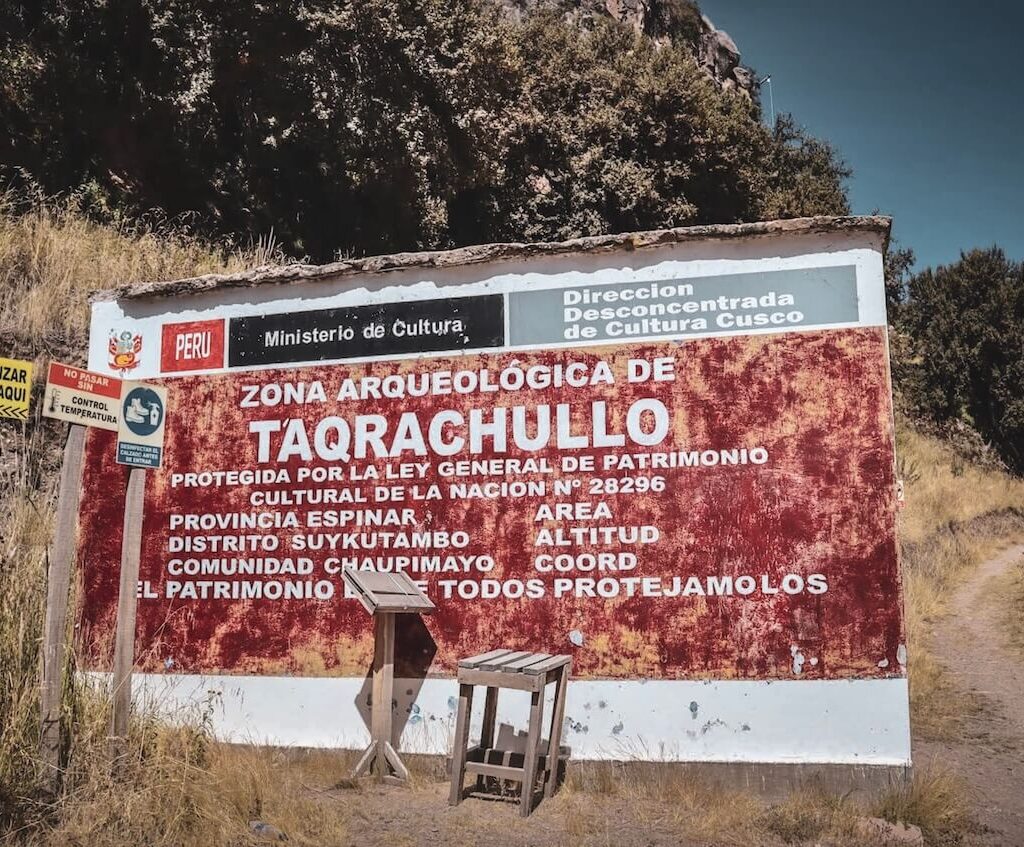 Taqrachullo Cusco letrero zona arqueol&oacute;gica