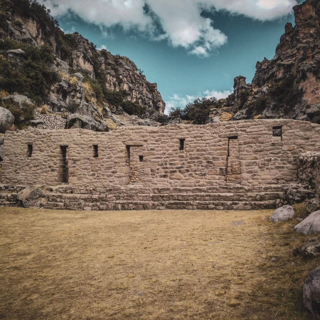 Taqrachullo Cusco muro largo piedra