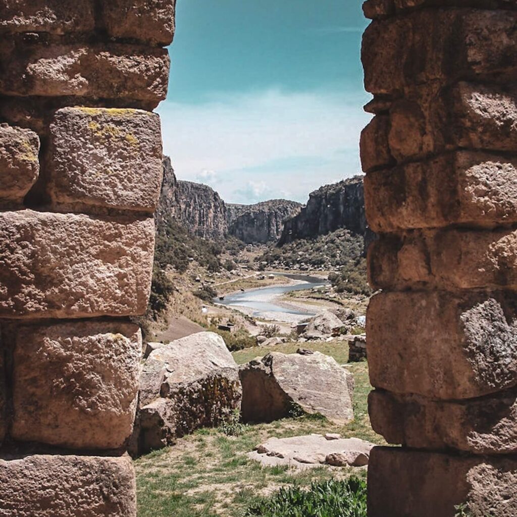 Taqrachullo Cusco portada piedra vista ca&ntilde;on