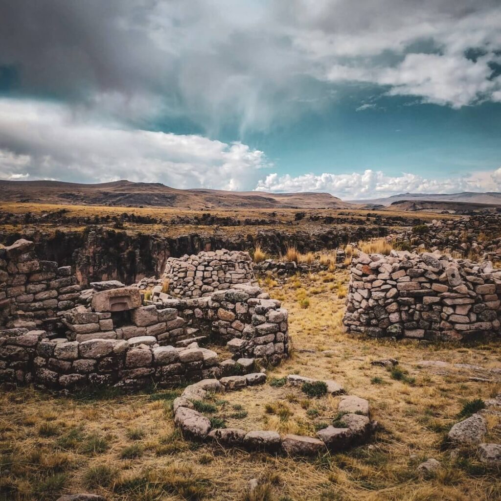 Taqrachullo Cusco recintos piedra altiplano