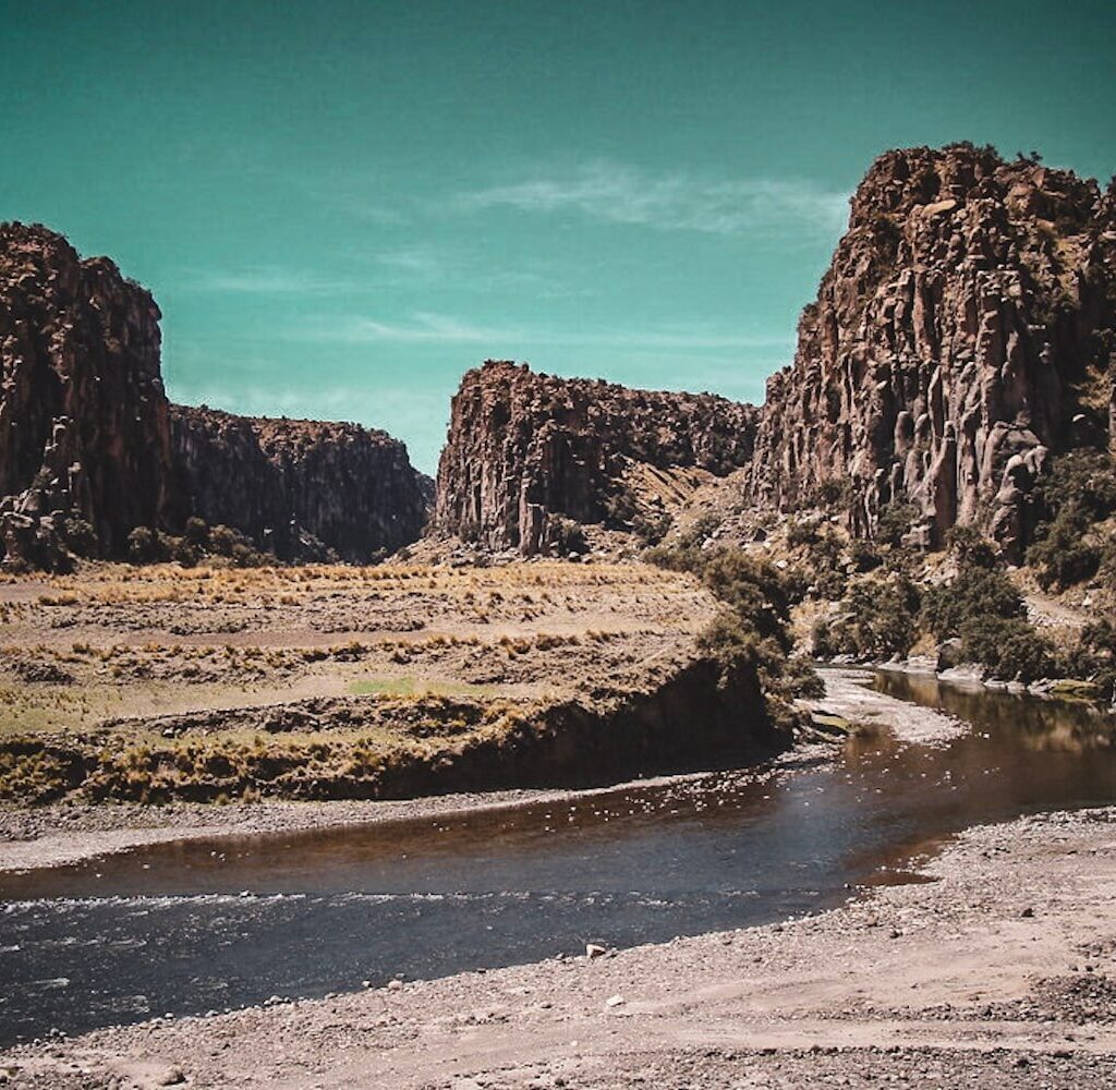 Taqrachullo-Cusco-river-rock-formations